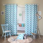 Splendide tende bianche e blu con zigzag