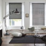 Design del soggiorno con tende a righe