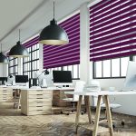 Tende zebrate viola all'interno dell'ufficio