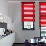 Tende rosse all'interno della cucina