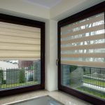 Decorare grandi finestre con tende a cassetta