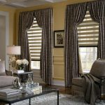 Decorare le finestre del soggiorno con tende combinate