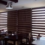 Design del bar con tende a rullo giorno e notte