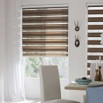 Tulle leggero alla finestra con tende marroni