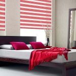 Copriletto rosso su un letto matrimoniale