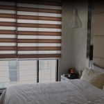 Finestra dal pavimento al soffitto all'interno della camera da letto