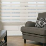 Comoda sedia con rivestimento grigio