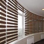 Decorare grandi finestre con tende a rullo
