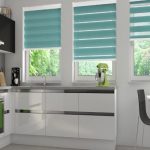 Design moderno della cucina con tende a rullo zebrate