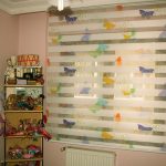 Farfalle sulle tende giorno notte nella cameretta dei bambini