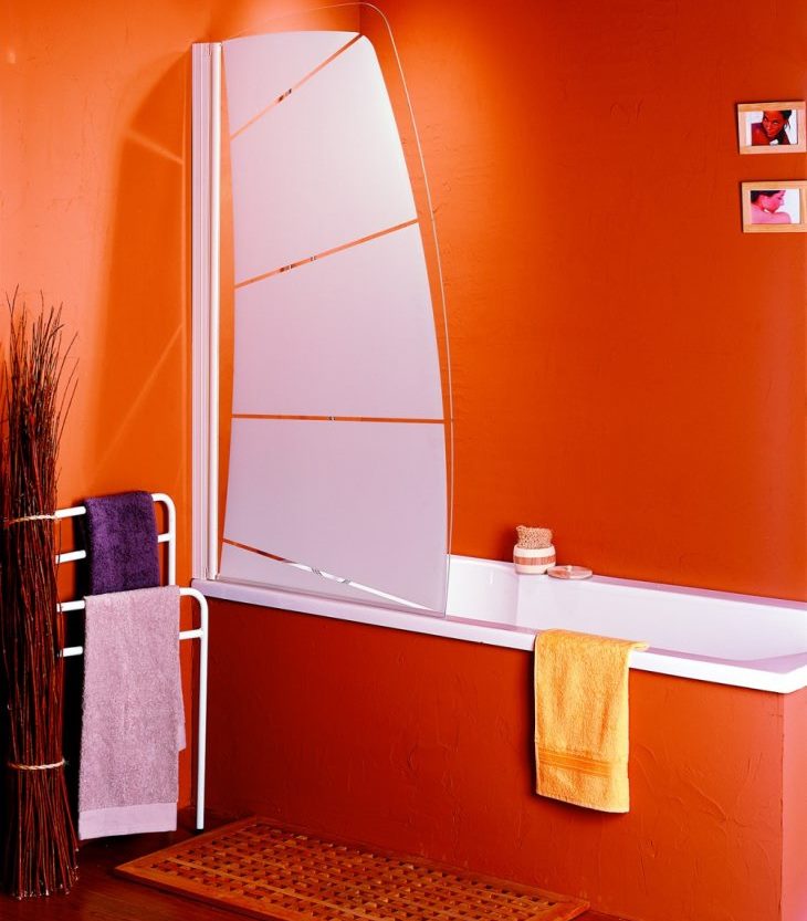 Tenda a vela in plastica nel bagno rosso
