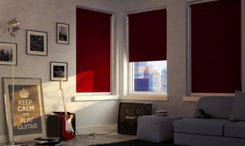 Tenda oscurante leggermente aperta sulla finestra del soggiorno