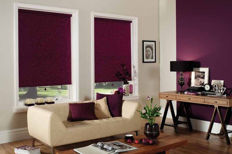 Tende oscuranti viola scuro all'interno del soggiorno