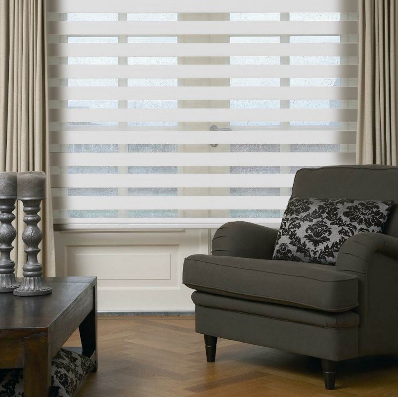 Decorare una finestra del soggiorno con tende combinate