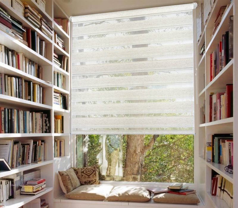 Biblioteca domestica con tenda a rullo sulla finestra