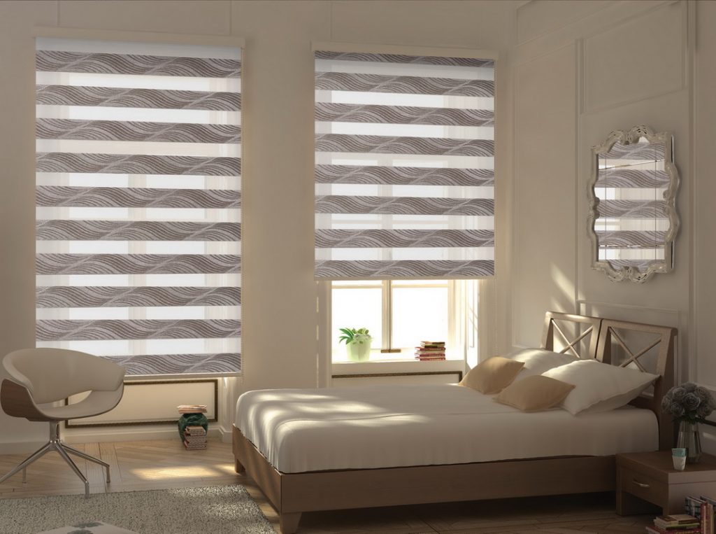 Tende a rullo con motivo all'interno della camera da letto