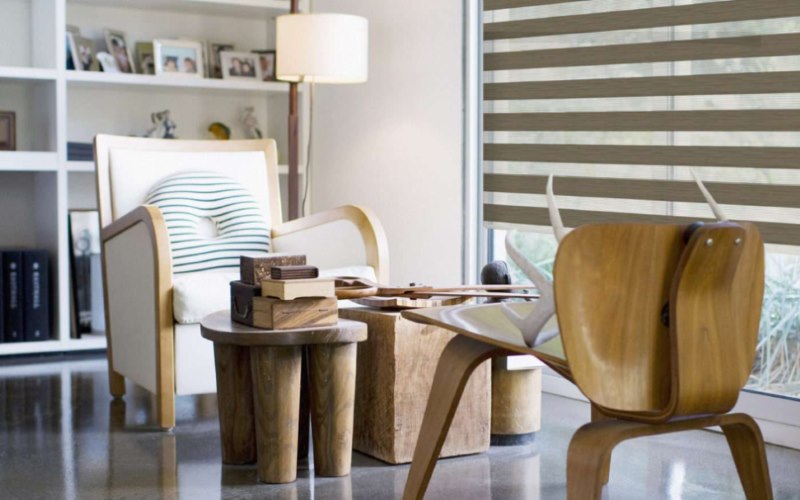 Interno del soggiorno in stile ecologico con tende a rullo zebrate