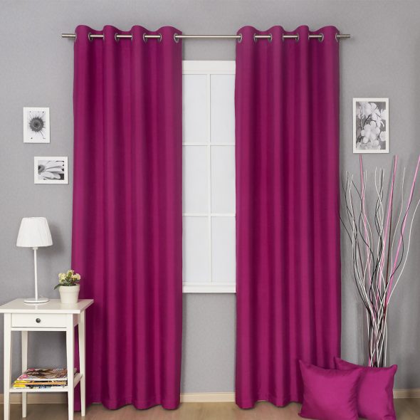 Tende fucsia nel soggiorno