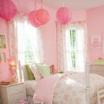 Tende e copriletto in tessuto rosa con motivo floreale