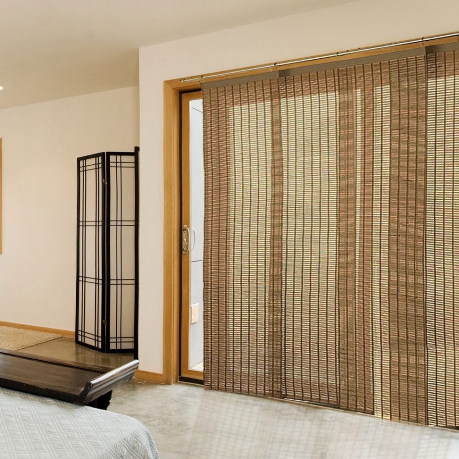 Lunghe tende di bambù sulla porta della camera da letto