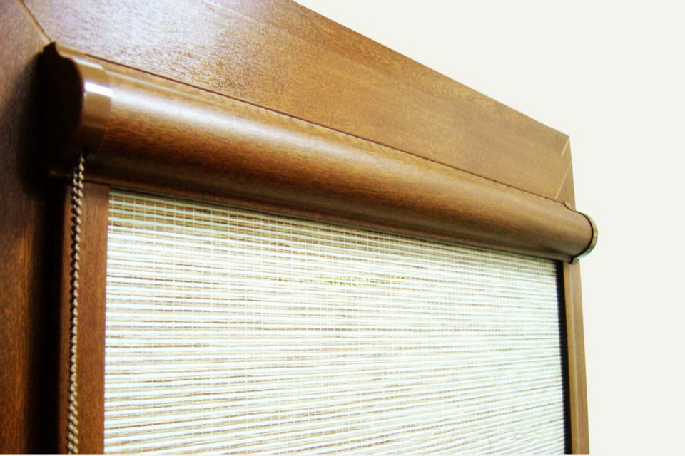 Foto di una tenda a rullo a cassetta con laminato in legno