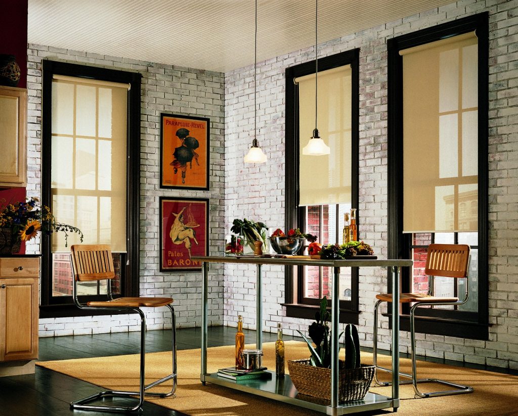 Tende a rullo beige chiaro in un interno in stile loft