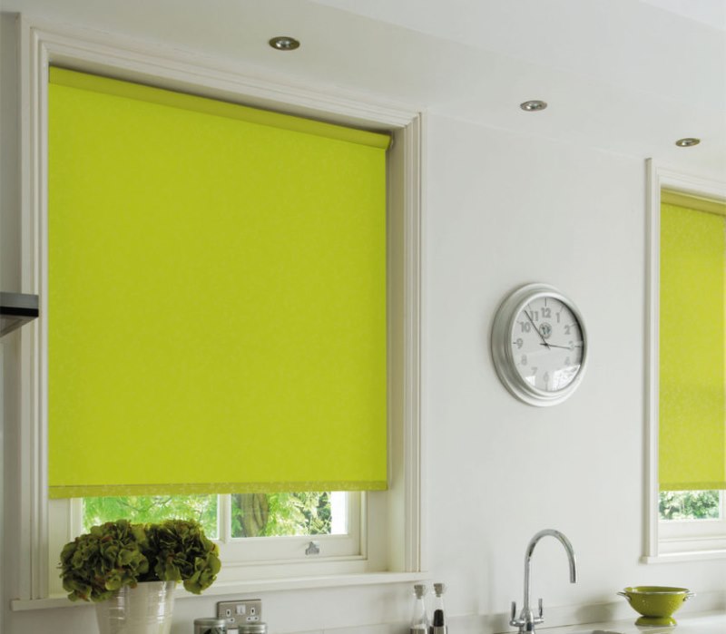 Tende a rullo verde chiaro all'interno della cucina