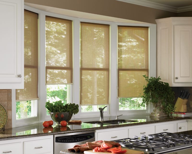 Decorare una finestra della cucina con le tende a rullo