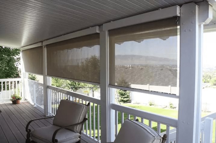 Veranda di una casa di campagna con tende a rullo