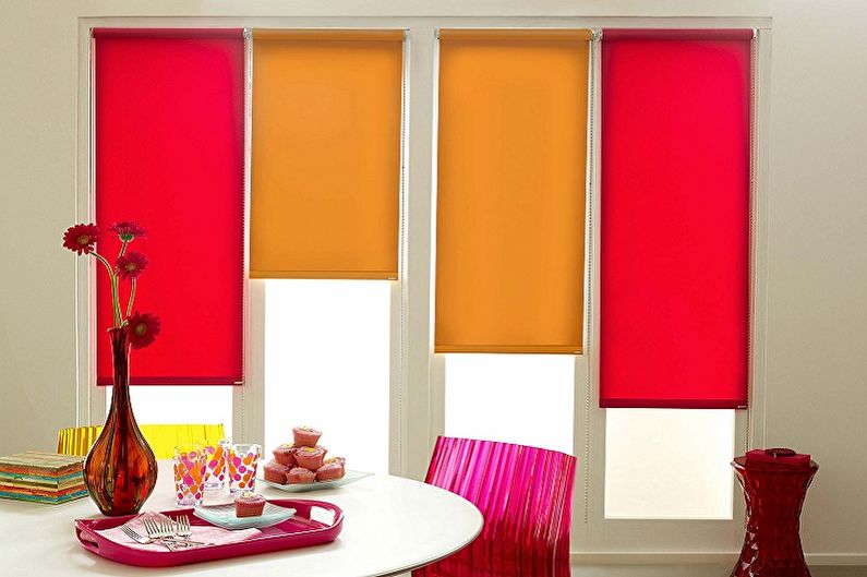 Decorare una finestra del soggiorno con tende a rullo di tipo aperto