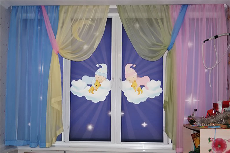 Bellissime tende a rullo alle finestre della cameretta dei bambini