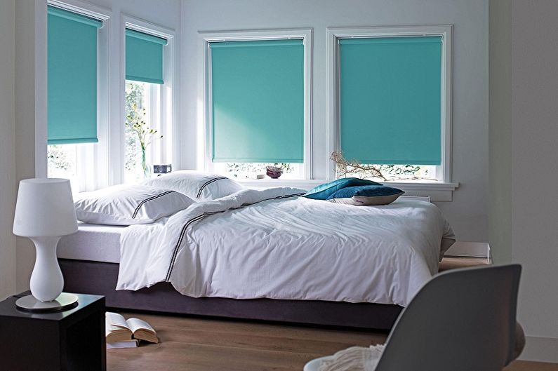 Tende turchesi in materiale spesso alle finestre della camera da letto
