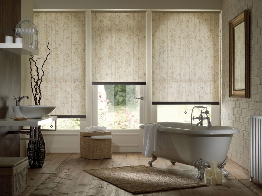 Interno di un ampio bagno con tende a rullo alle finestre