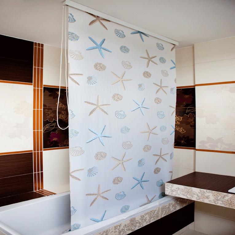 Tenda a rullo all'interno del bagno