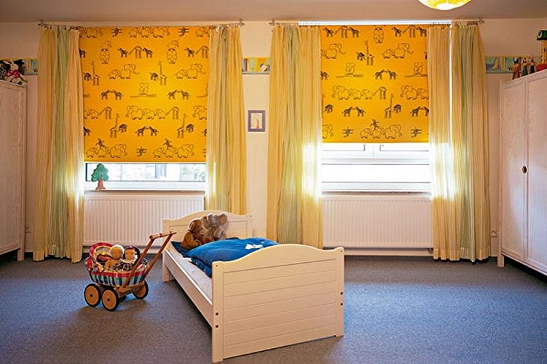 Tende a rullo gialle nel design della cameretta dei bambini