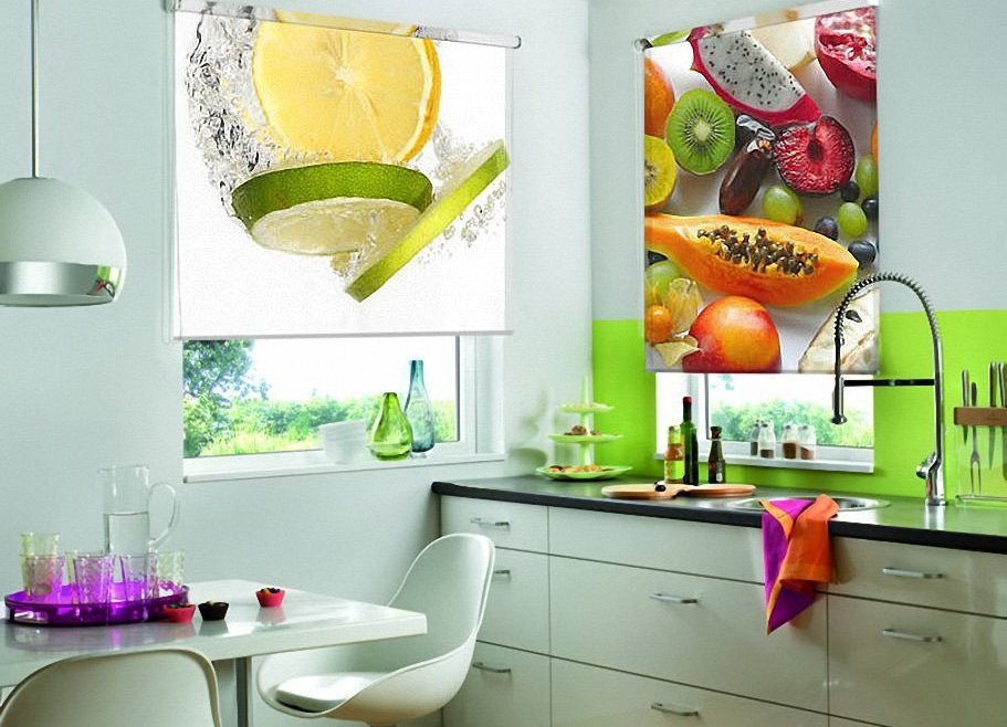Progetto cucina con tende a rullo con stampa fotografica