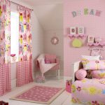 Tende con motivo e sfondo rosa per la cameretta di una bambina
