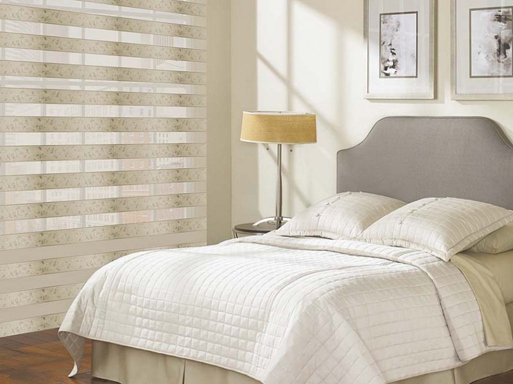 Tende a rullo beige sulla finestra della camera da letto