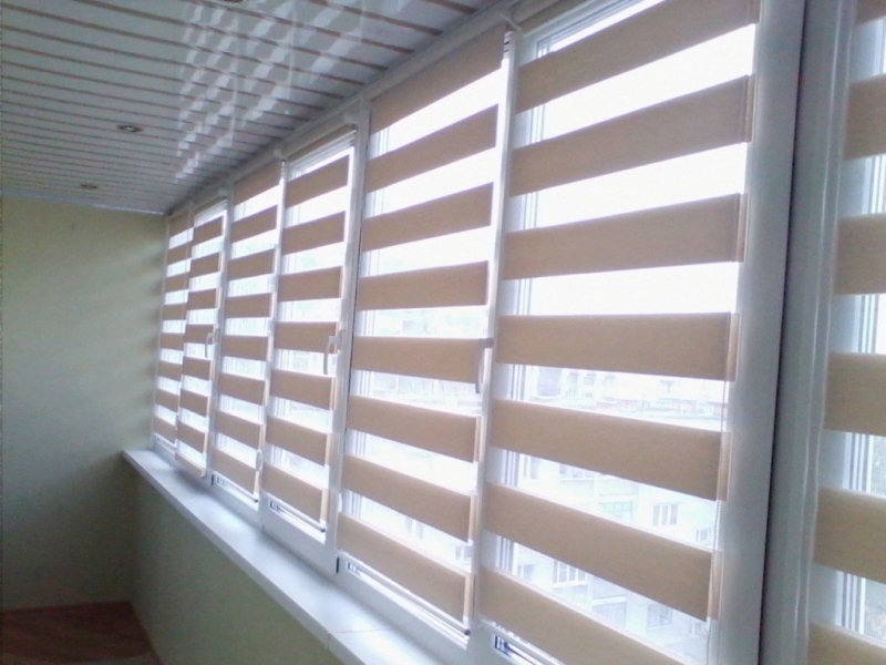 Finestre a loggia con tende a rullo giorno-notte in tonalità beige