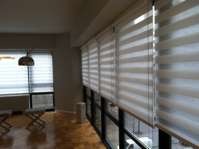 Decorare una finestra panoramica con tende a rullo giorno-notte
