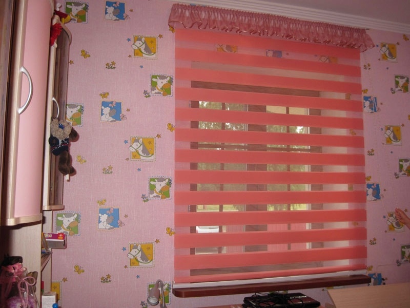 Tende zebrate rosa nella cameretta di una bambina in età prescolare