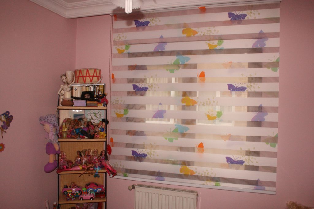 Farfalle colorate su roll-up tipo zebra