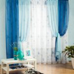 Tende blu-azzurre all'interno