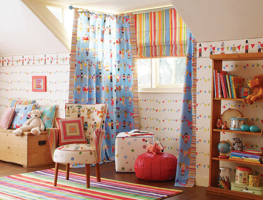 Decorare la finestra della cameretta dei bambini con una combinazione di tende dritte e romane