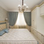 L'abbinamento di blu e beige risulta molto elegante in camera da letto.