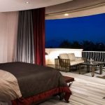 Combinazione di colori grigio e bordeaux nell'interno della camera da letto