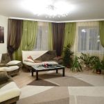 Combinazione di colori verde e marrone per la decorazione delle finestre in un ampio soggiorno