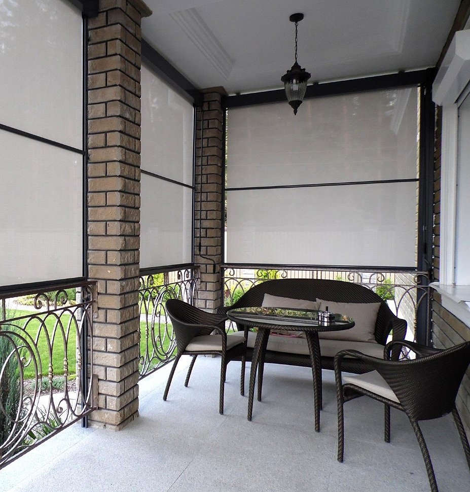 Riflessoli bianchi sulla terrazza di una casa privata