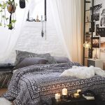 Dormire sul pavimento è sano, semplice e originale