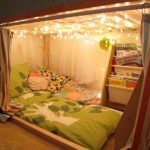 Un posto letto in una nicchia sul pavimento è un angolo insolito per il relax